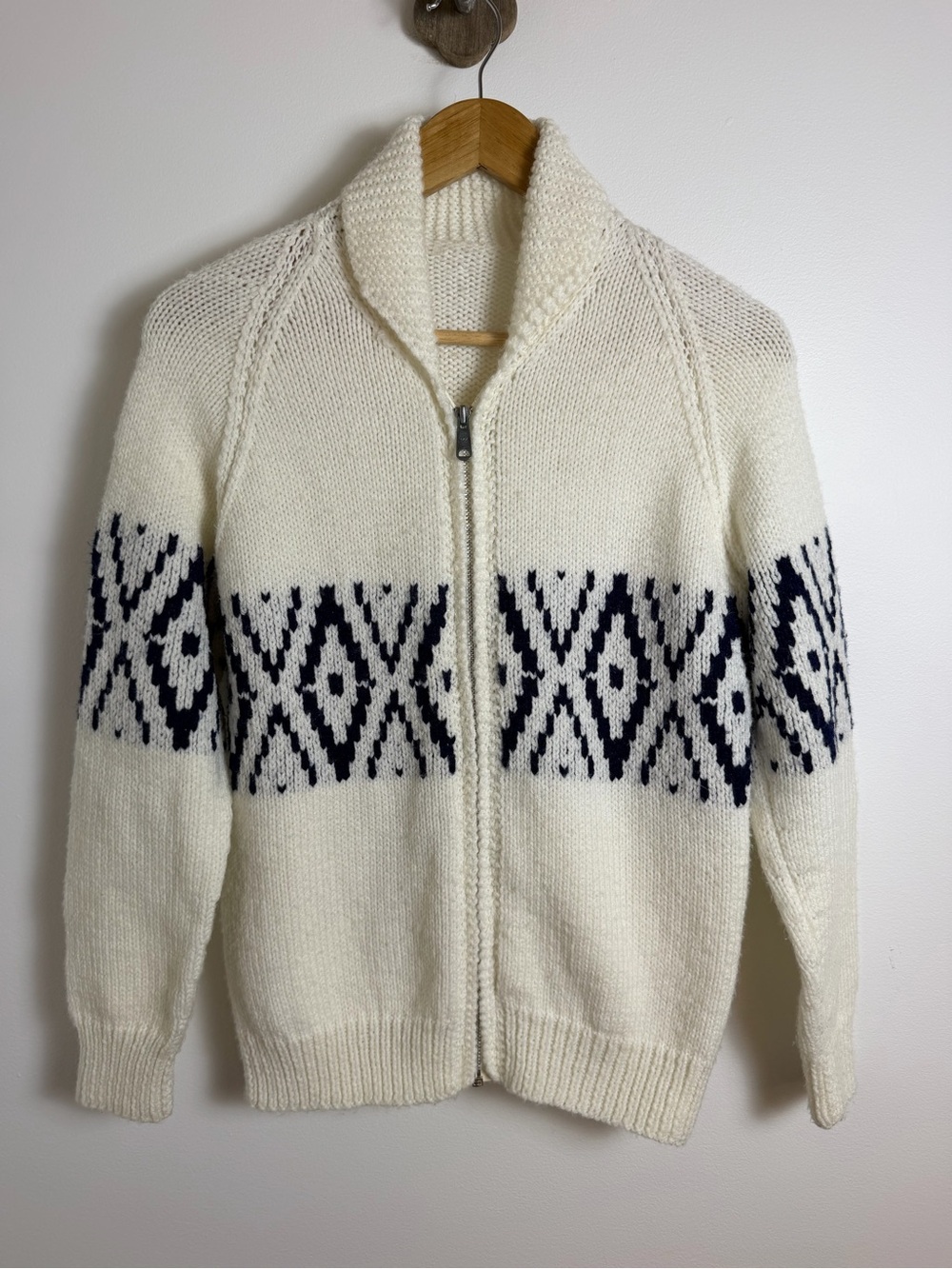 Hand Knit Nordic Fair Isle Zip Up Cardigan Sweater White Navy Après Ski